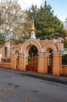 Врата церкви Всех Святых во Всехсвятском - Грузинский некрополь