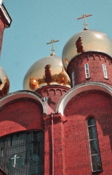 Воскресенская церковь в Тезино: золотые купола на фоне неба