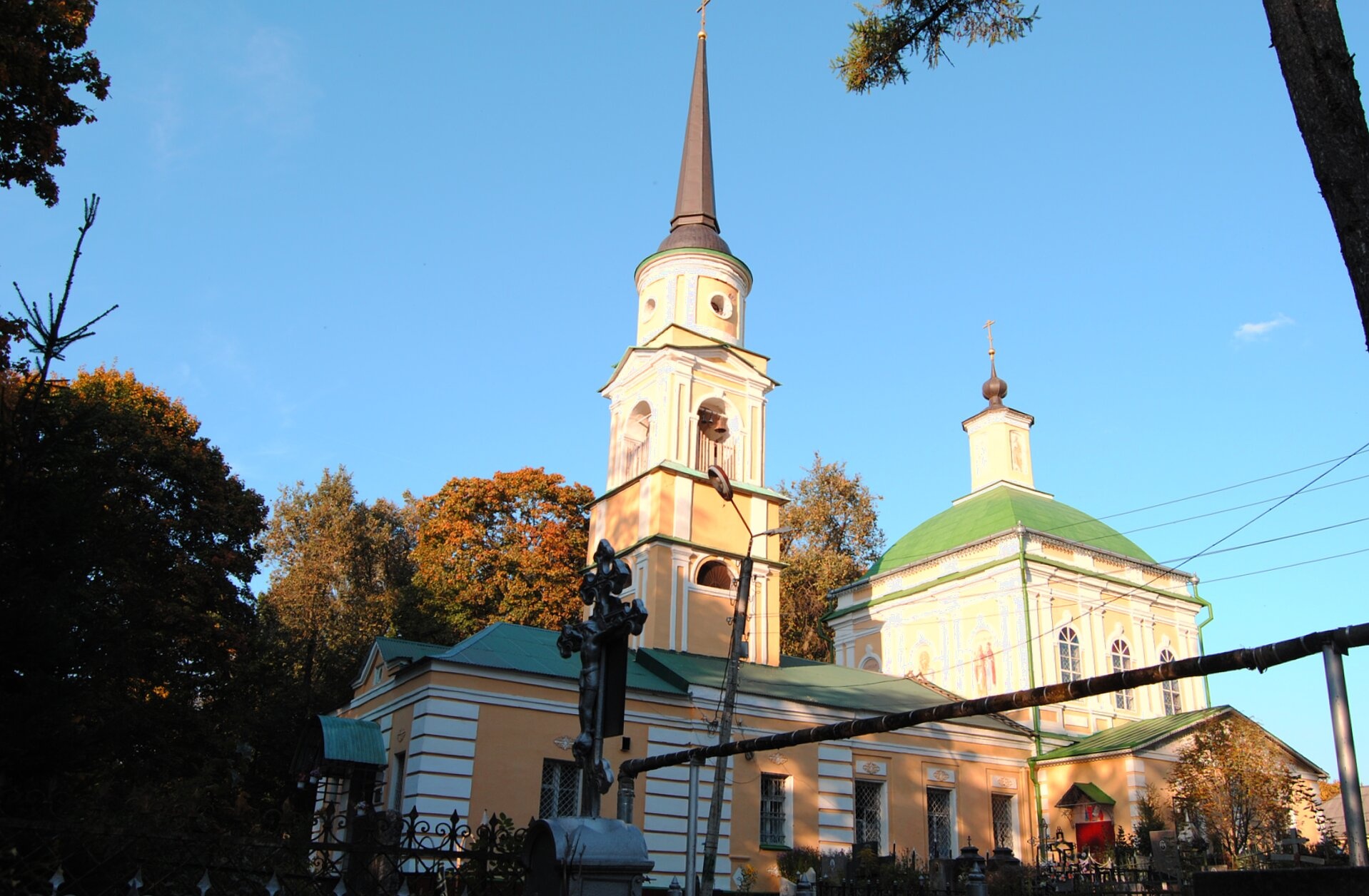 Храм святых апостолов Петра и Павла на Пятницком кладбище в Калуге