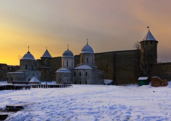 Ивангородская крепость и храм Святителя Николая Чудотворца в зимнем убранстве