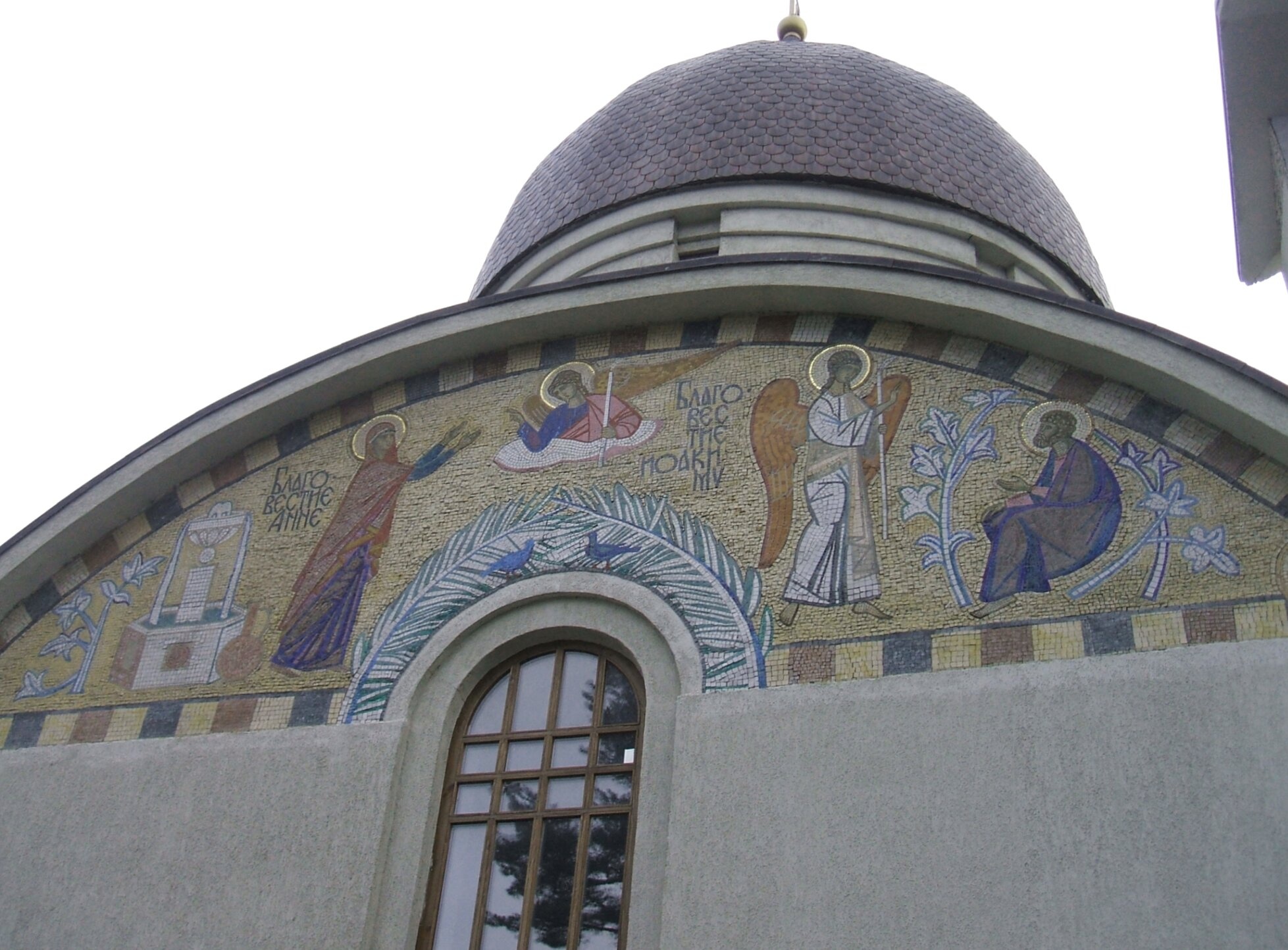 Мозаичный крест на фасаде Храма Рождества Пресвятой Богородицы