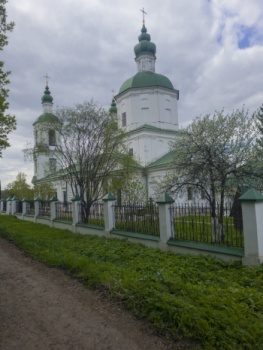 Храм Воскресения Христова в усадьбе Молоди