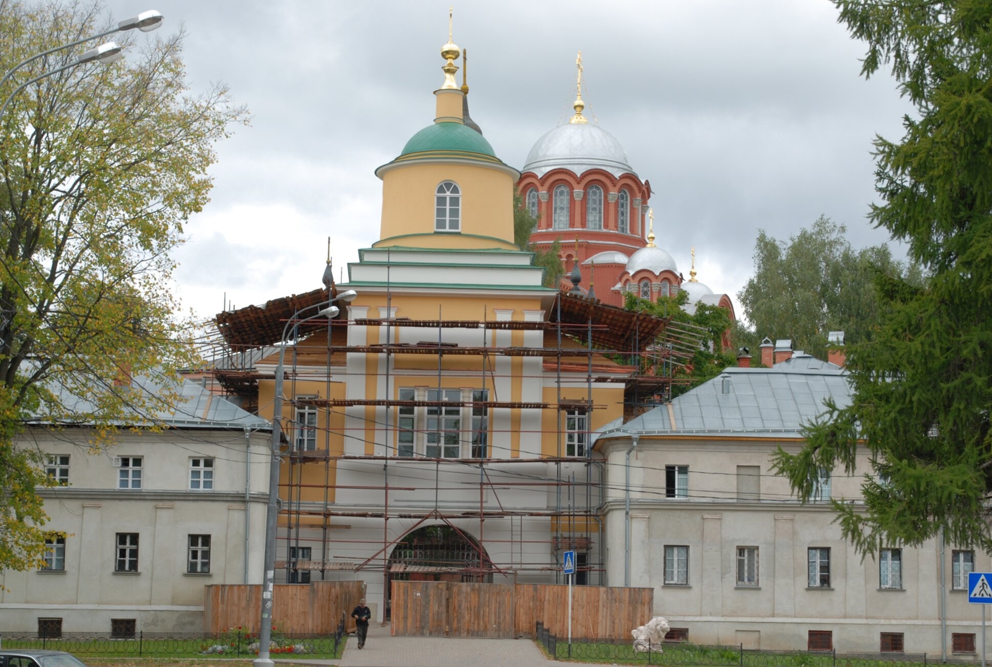 Святые врата с надвратным храмом Митрофана Воронежского в Покровском Хотьковом ставропигиальном монастыре