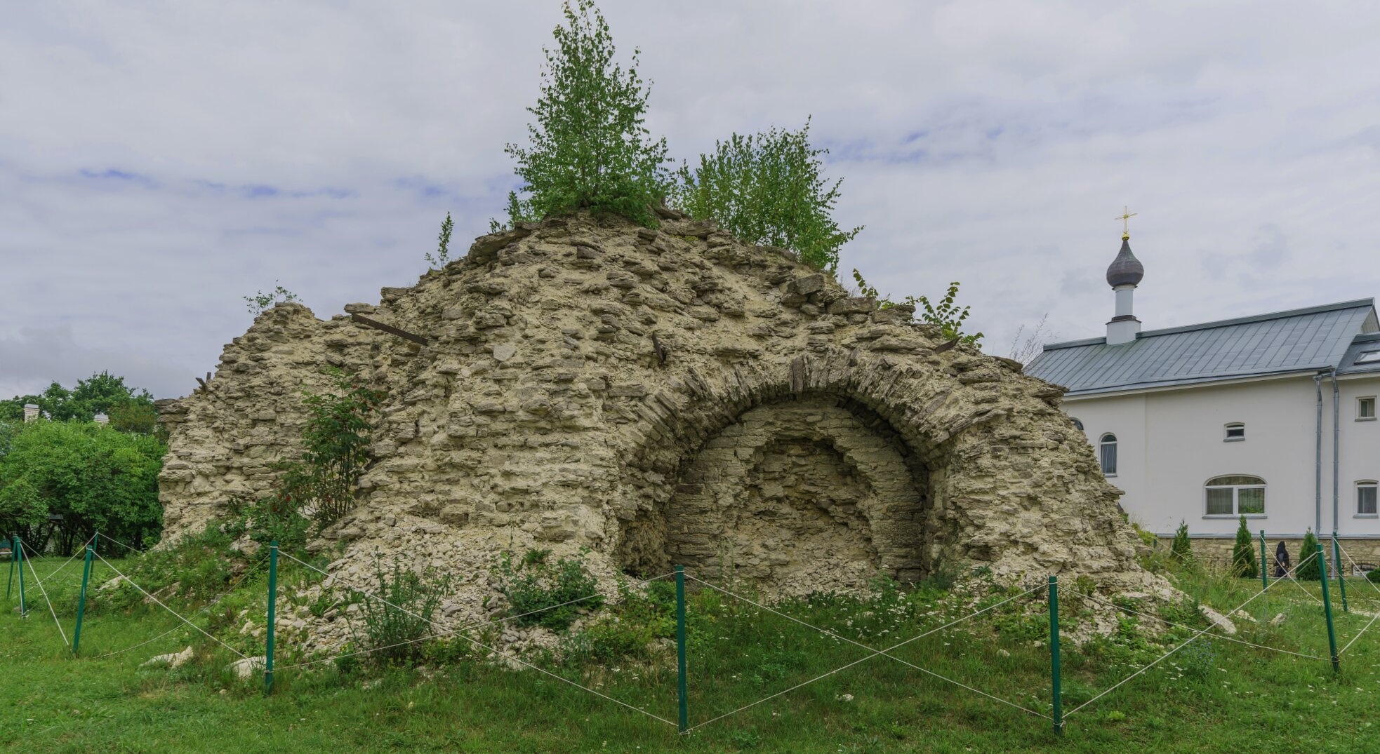 Древние руины на территории Снетогорского монастыря в Пскове