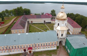 Надвратный храм святых апостолов Петра и Павла в Нило-Столобенской пустыни
