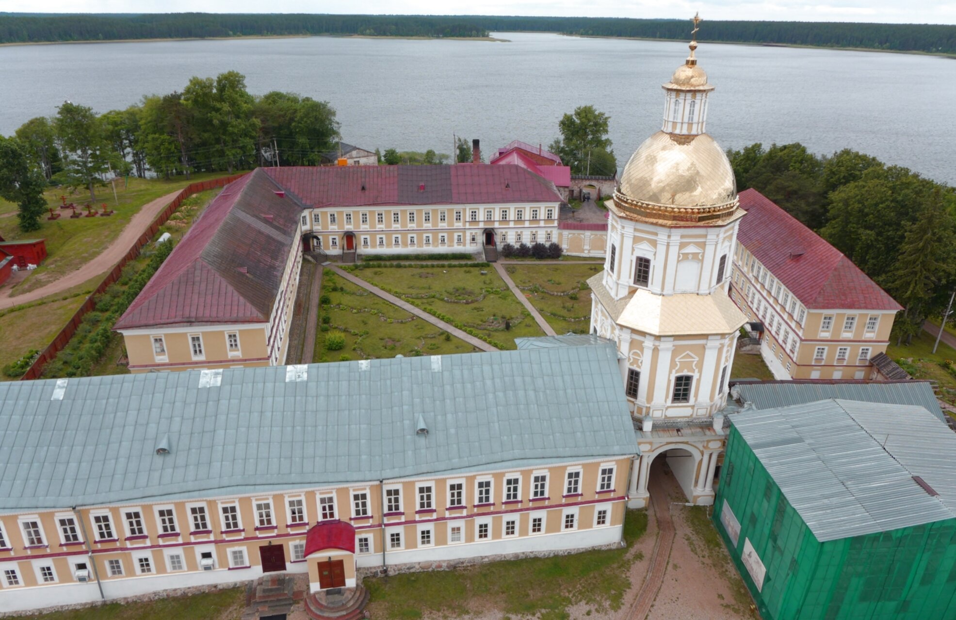 Надвратный храм святых апостолов Петра и Павла в Нило-Столобенской пустыни