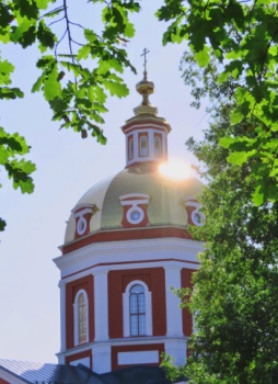 Спасский собор в Кирове: золотой купол на фоне неба