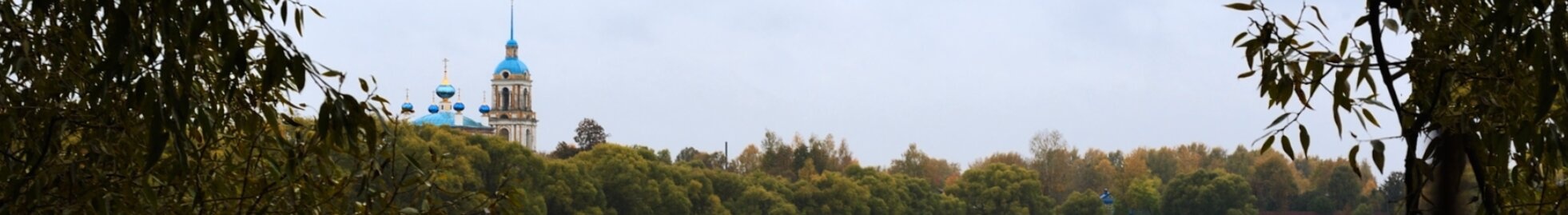 Смоленская церковь в Ильинском - осенний храм на фотографии