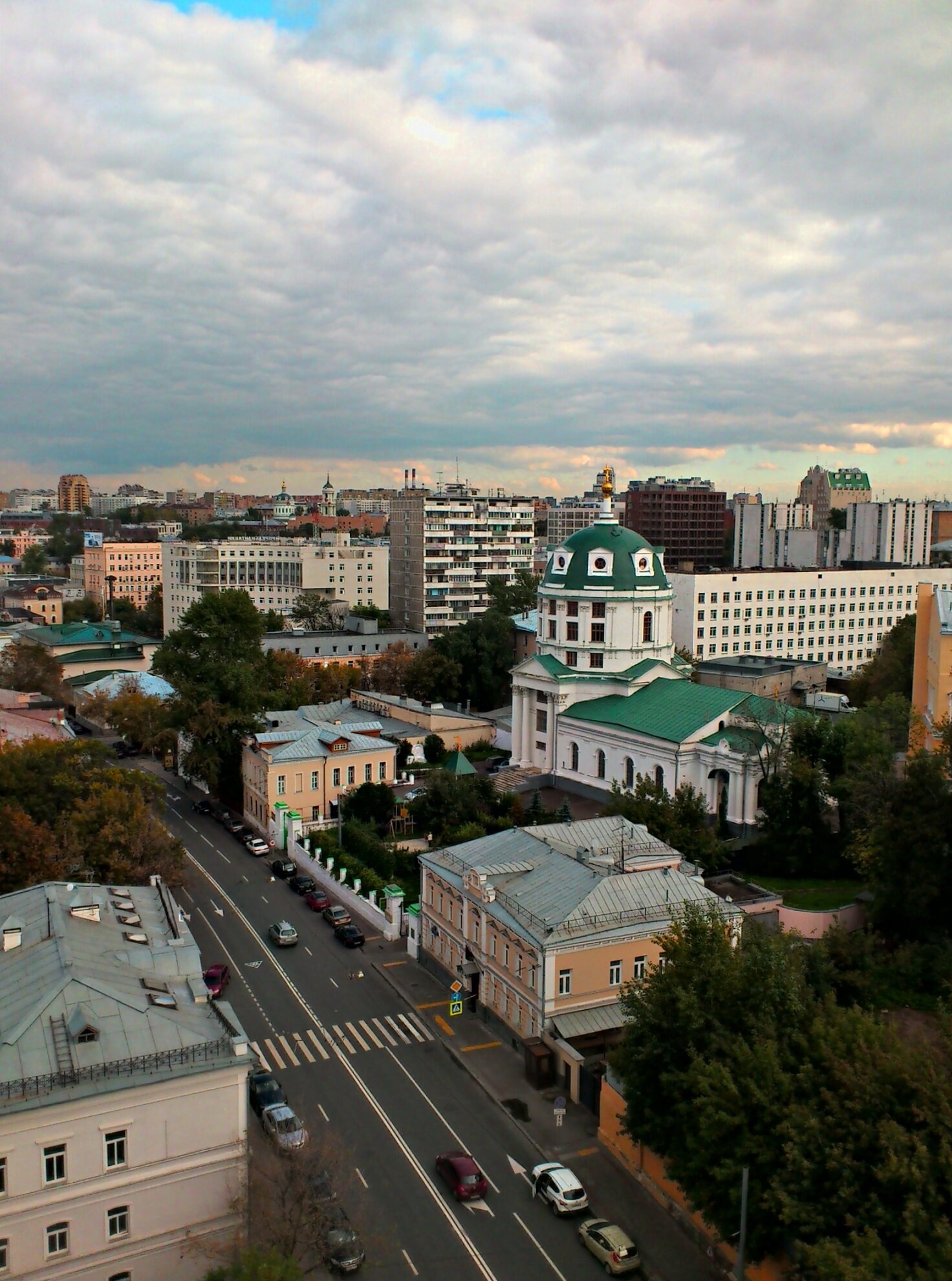 Храм Преподобного Симеона Столпника за Яузой на фоне московского пейзажа