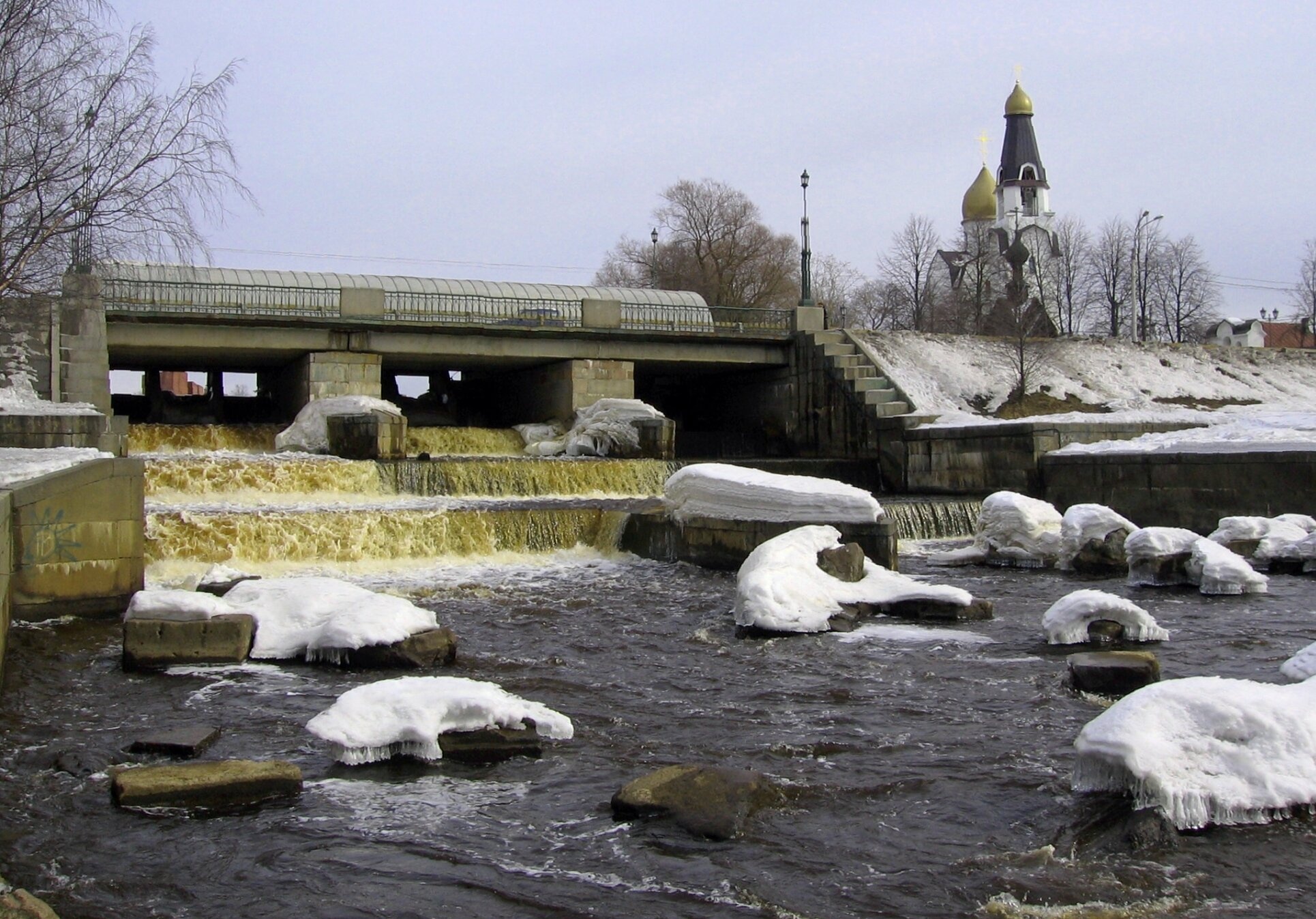 Сестрорецкий водослив и Церковь Святых Петра и Павла