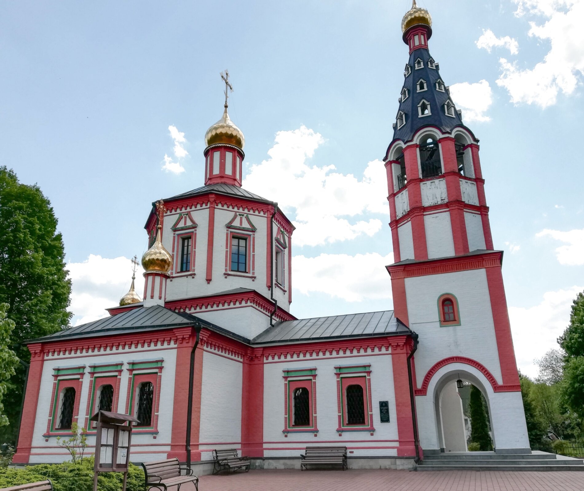 Храм Грузинской иконы Божией Матери в селе Якшино