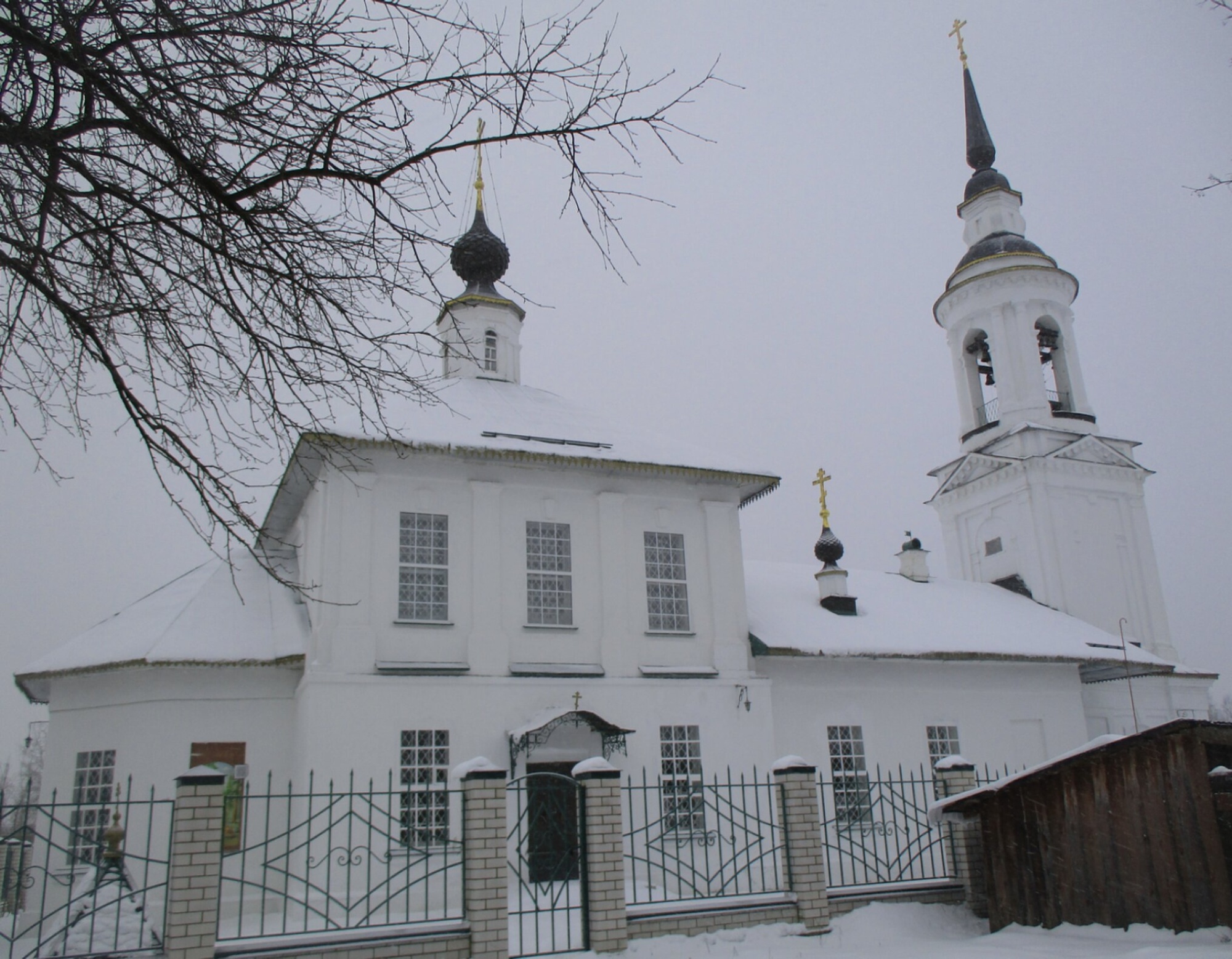 Воскресенская церковь в Буе в зимнем убранстве