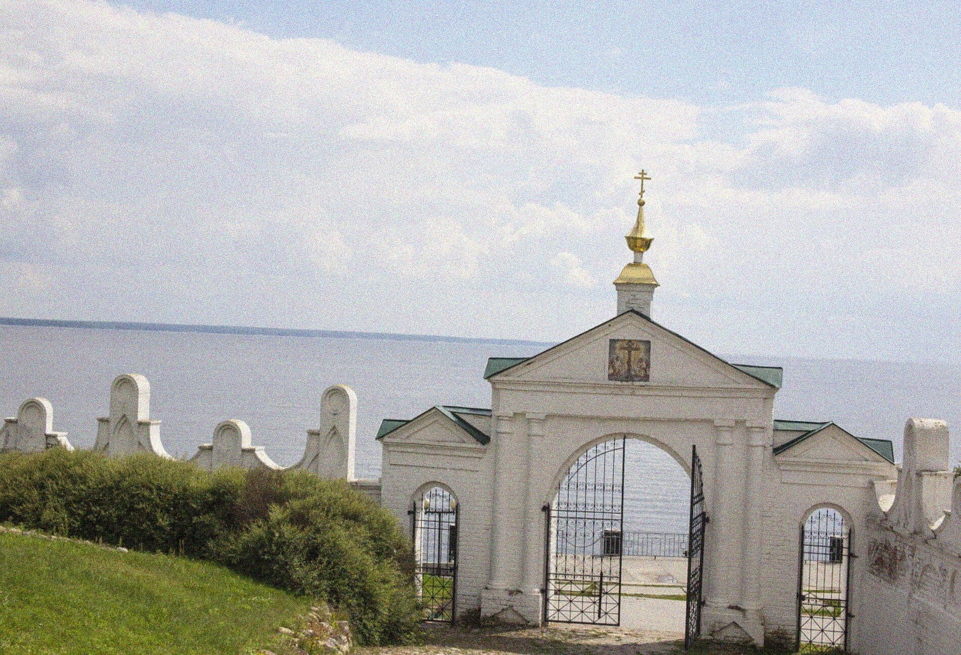 Святые ворота Собора Рождества Пресвятой Богородицы в селе Катунки
