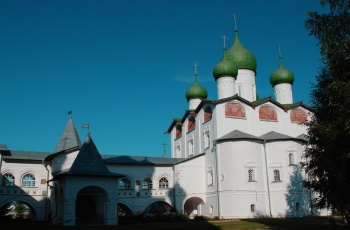 Никольский собор и крытая галерея Николо-Вяжищского монастыря