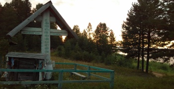 Памятный крест на месте Церкви в Погорельце