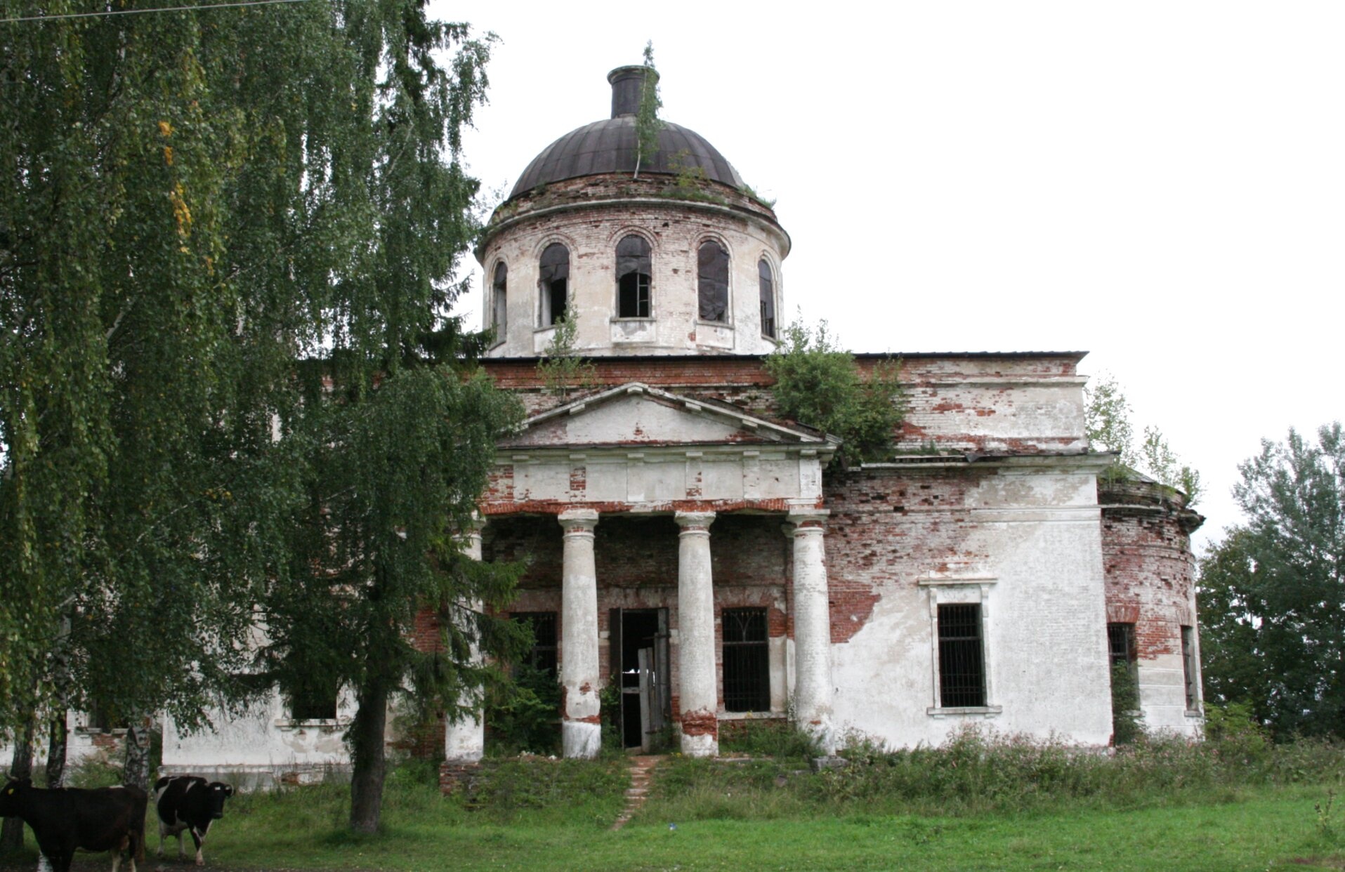 Церковь Святой Троицы в усадьбе Дубровка (Микшино)