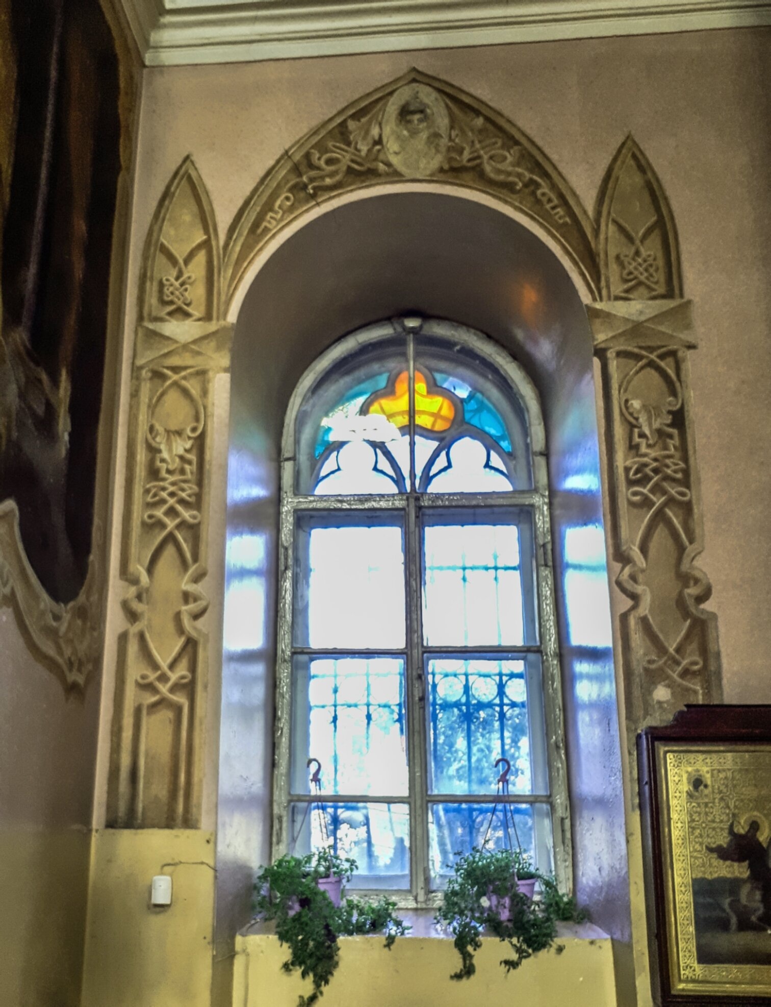 Арочное окно с витражом в церкви Михаила Архангела в Торжке