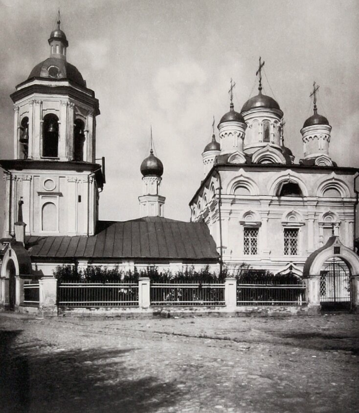 Вход в Церковь Иоанна Богослова в Смоленске: история и архитектура