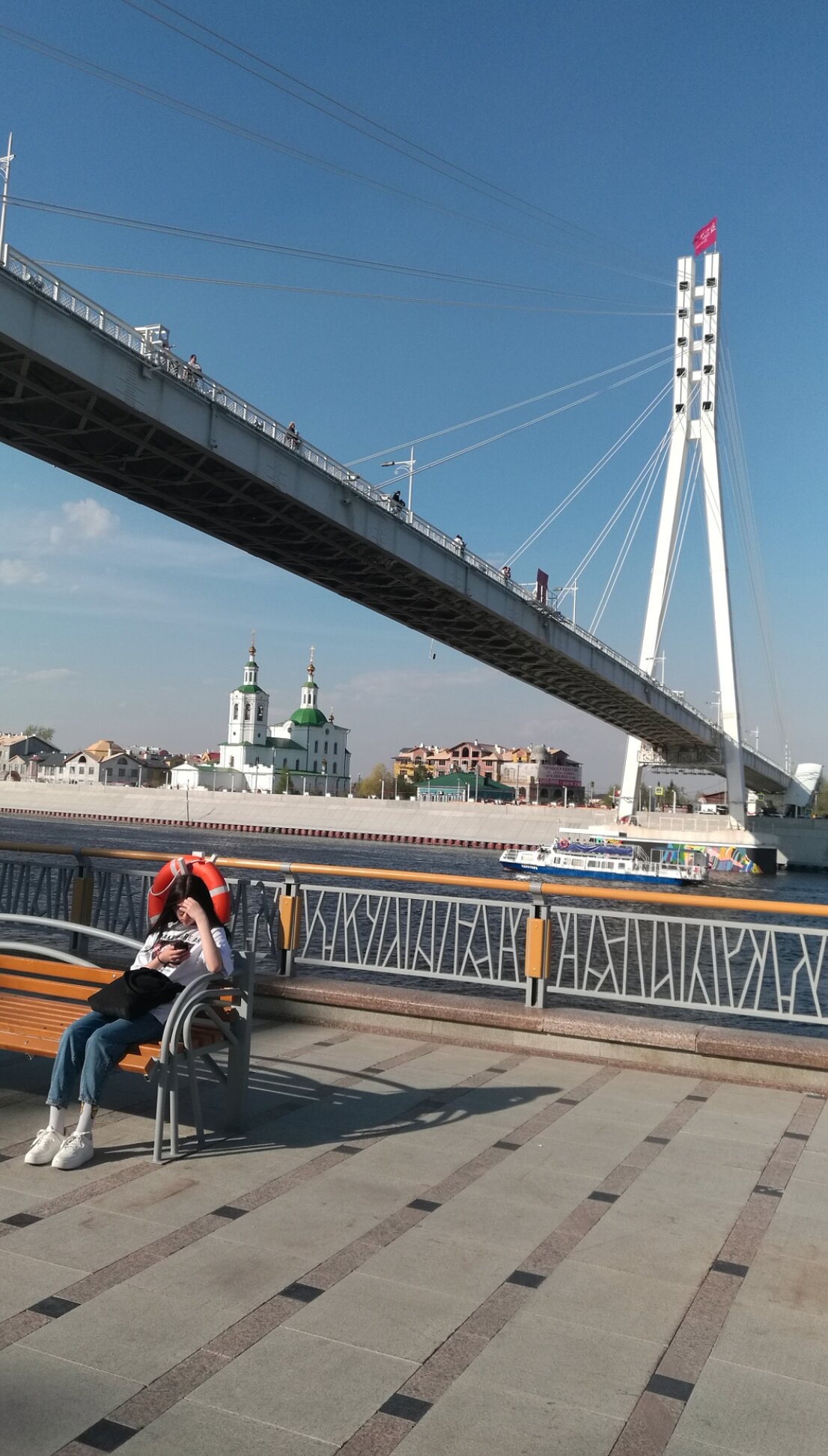 Вознесенско-Георгиевская церковь и мост Влюбленных на реке Тура в Тюмени