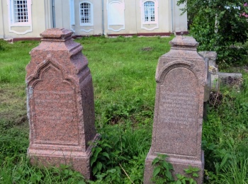 Некрополь Троицкой церкви в усадьбе Дашковой