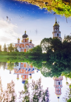 Воскресенский собор в Старой Руссе на берегу реки Полисть