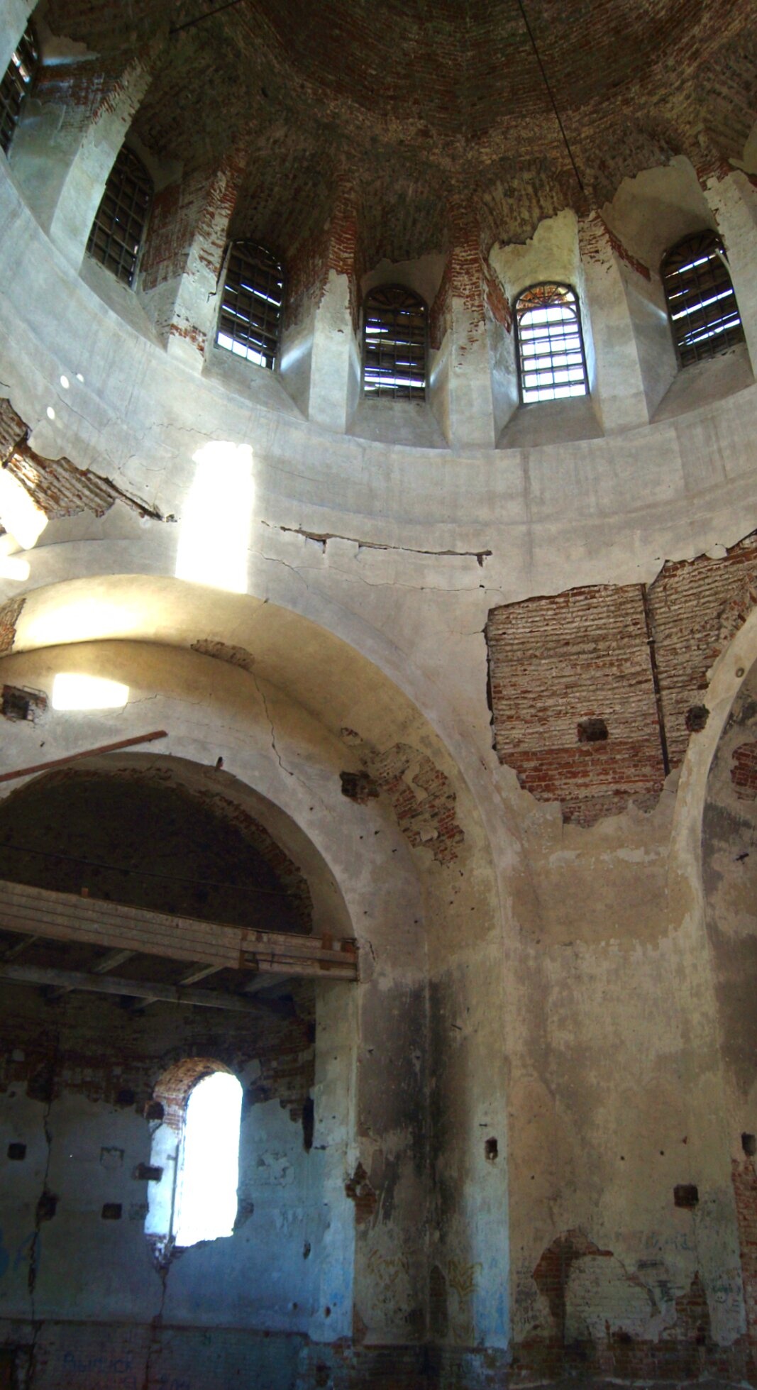 Внутренний вид Покровского храма в селе Красная Река