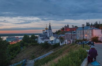 Церковь Ильи Пророка в Нижнем Новгороде: вечерняя панорама