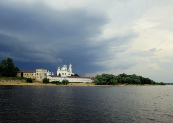 Свято-Юрьев монастырь в Великом Новгороде — вид с реки Волхов