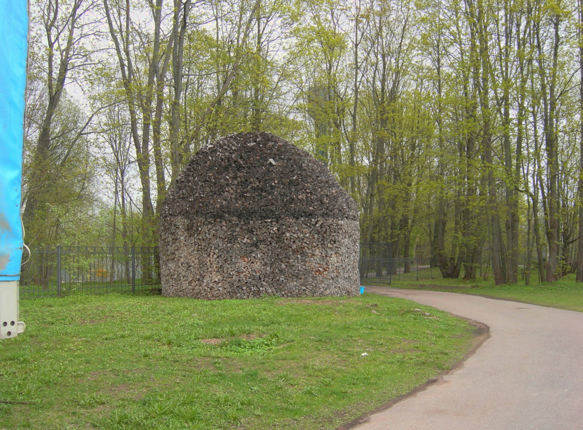 Поленница дров в Варлаамо-Хутынском Спасо-Преображенском монастыре
