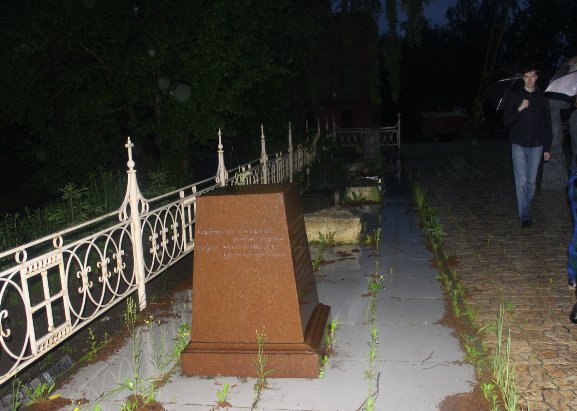 Памятник на некрополе Свято-Лаврентьева монастыря в Калуге