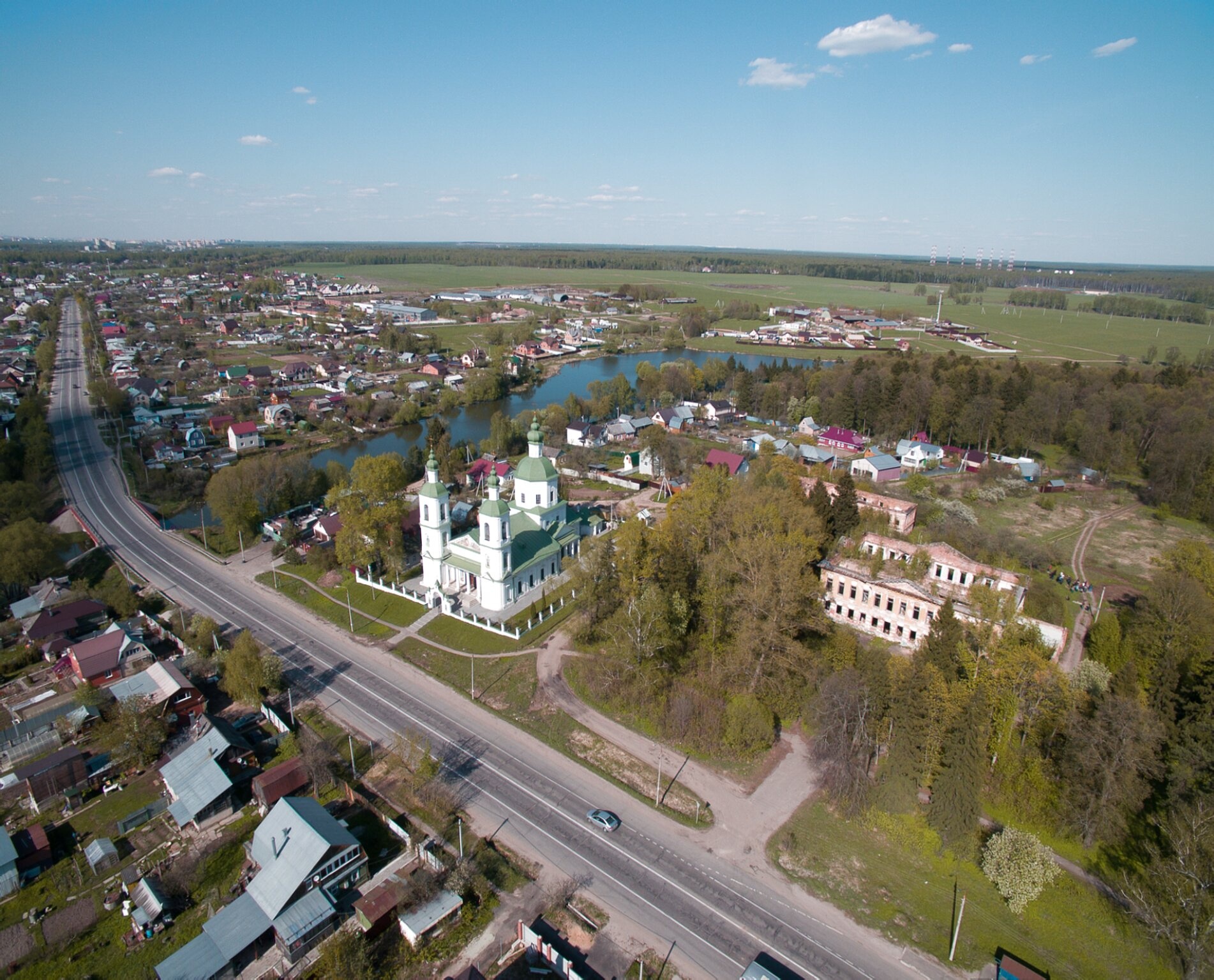 Вид с высоты на село Молоди и Воскресенскую церковь