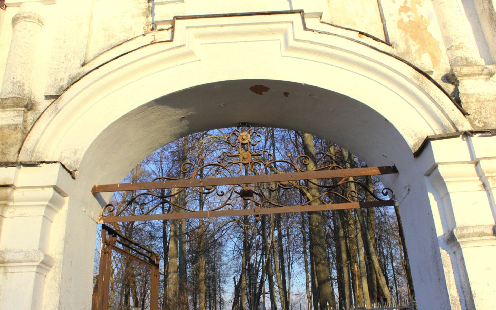 Кладбищенские ворота церкви Усекновения Главы Иоанна Предтечи в Бабурино