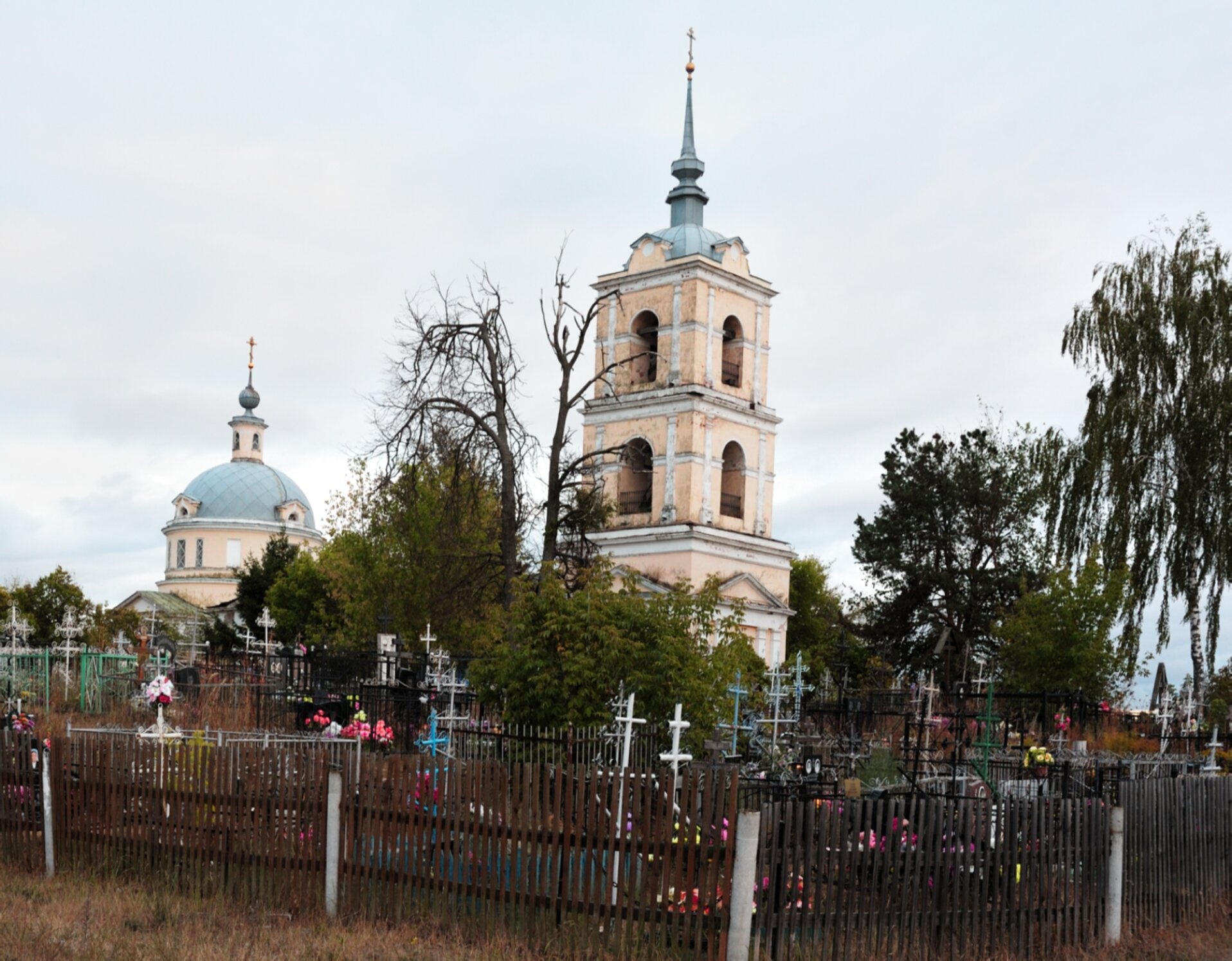 Храм Трёх Святителей в Белоомуте на фотографии