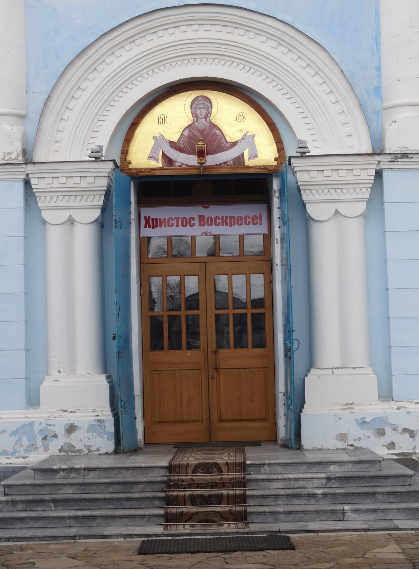 Вход в Храм Покрова Пресвятой Богородицы в Каменске-Уральском