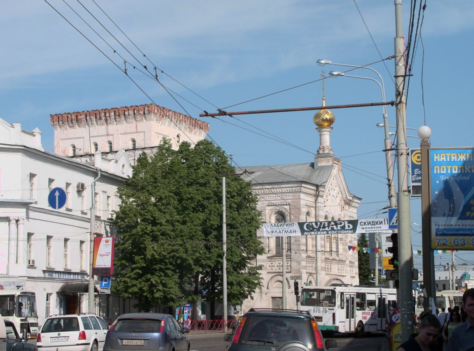 Знаменская башня и церковь Знамения Божией Матери в Ярославле