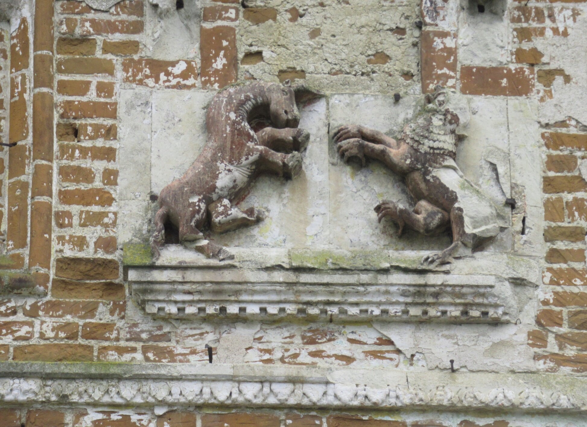 Барельеф с изображением грифонов на Свято-Троицкой церкви в селе Дединово