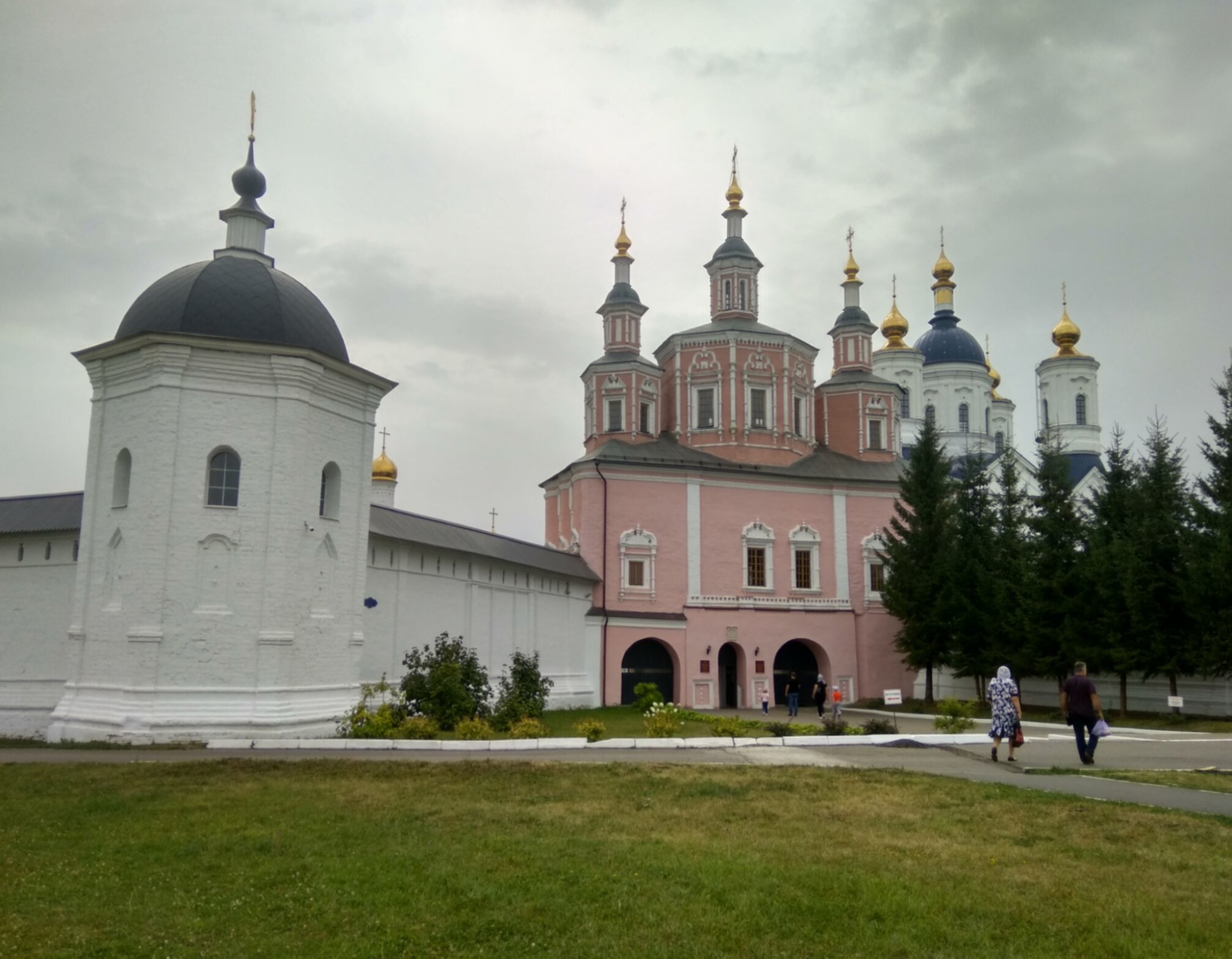 Надвратная церковь и башня ограды Свенского монастыря