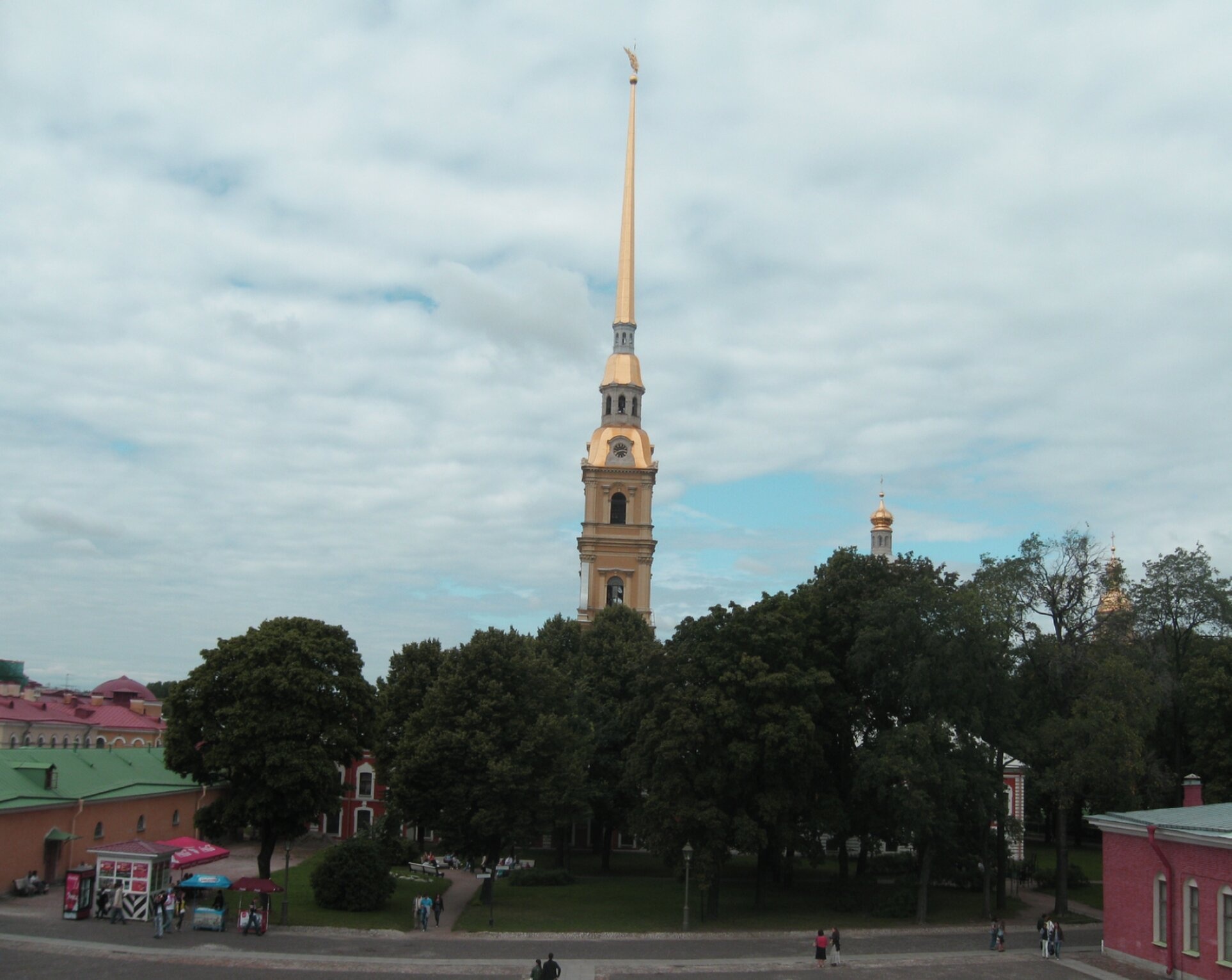 Шпиль Петропавловского собора — символ Санкт-Петербурга