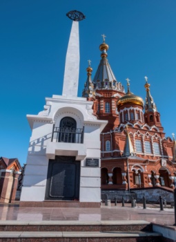 Михайло-Архангельский кафедральный собор и памятник борцам за советскую власть в Ижевске