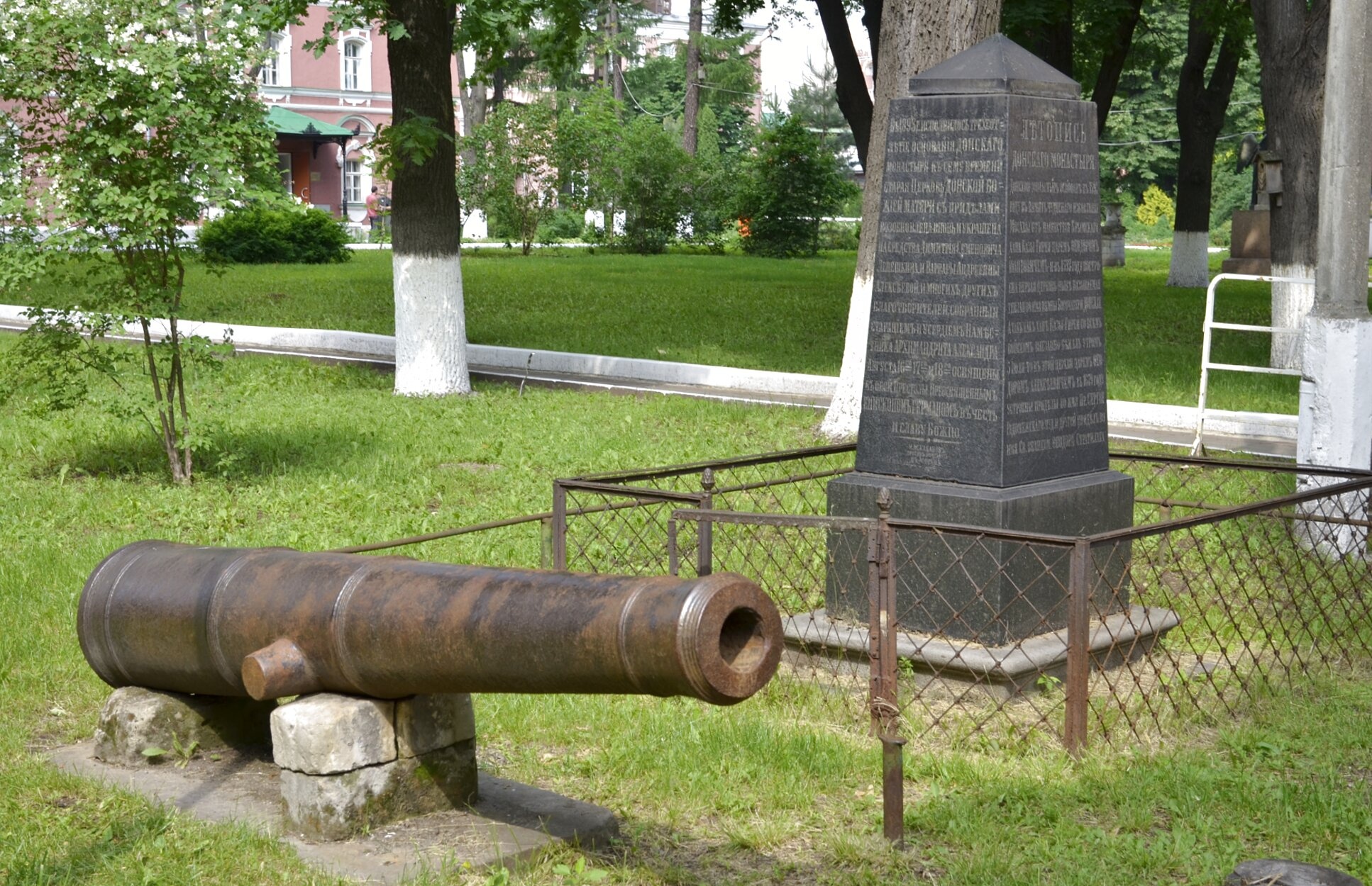 Памятник с пушкой в некрополе Донского монастыря