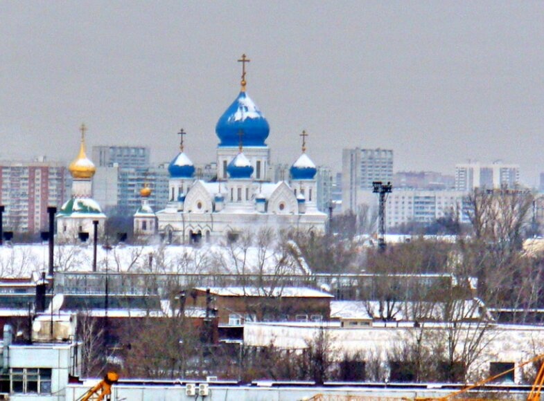 Храм Иверской иконы Божией Матери в Николо-Перервинском монастыре зимой