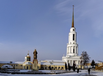 Надвратная колокольня с церковью святителя Николая Чудотворца в Задонском монастыре