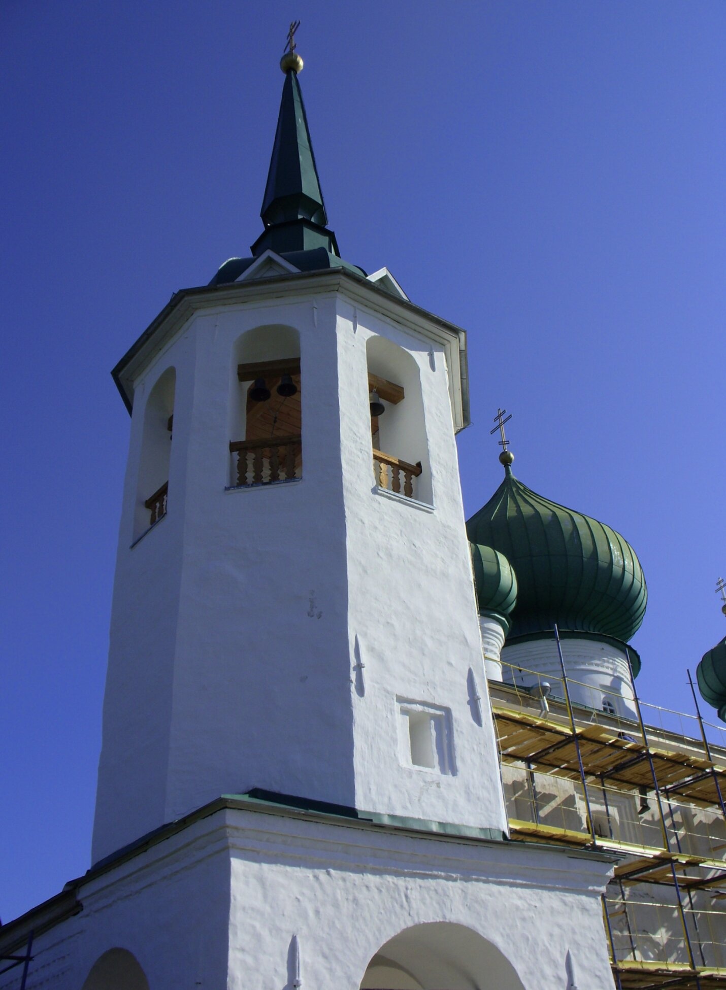 Колокольня и купола Церкви Рождества Иоанна Предтечи в Старой Ладоге