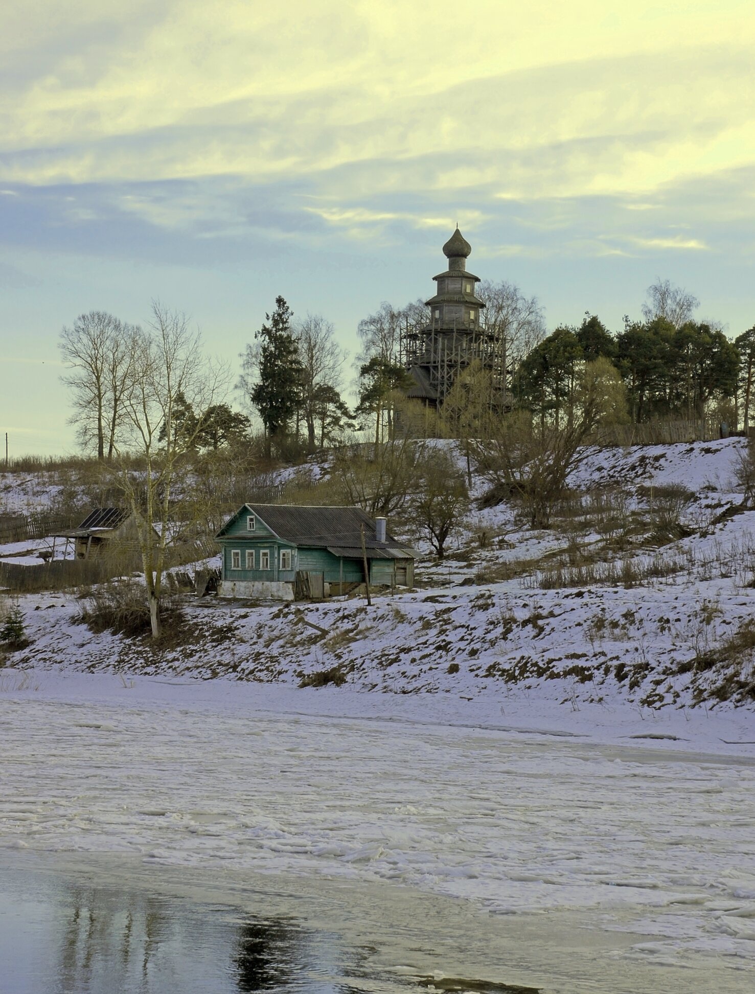 Церковь Тихвинской иконы Божией Матери в Торжке: зимний вид