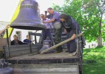 Доставка колоколов в храм Святого Александра Невского в Пскове