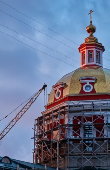 Реставрация Спасского собора в Кирове: золотой купол с строительными лесами