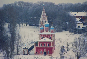 Казанско-Преображенская церковь в Тутаеве на зимней фотографии