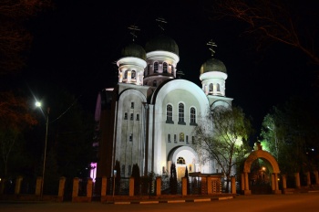Собор Святителя Николая Чудотворца в Кисловодске: ночная иллюминация
