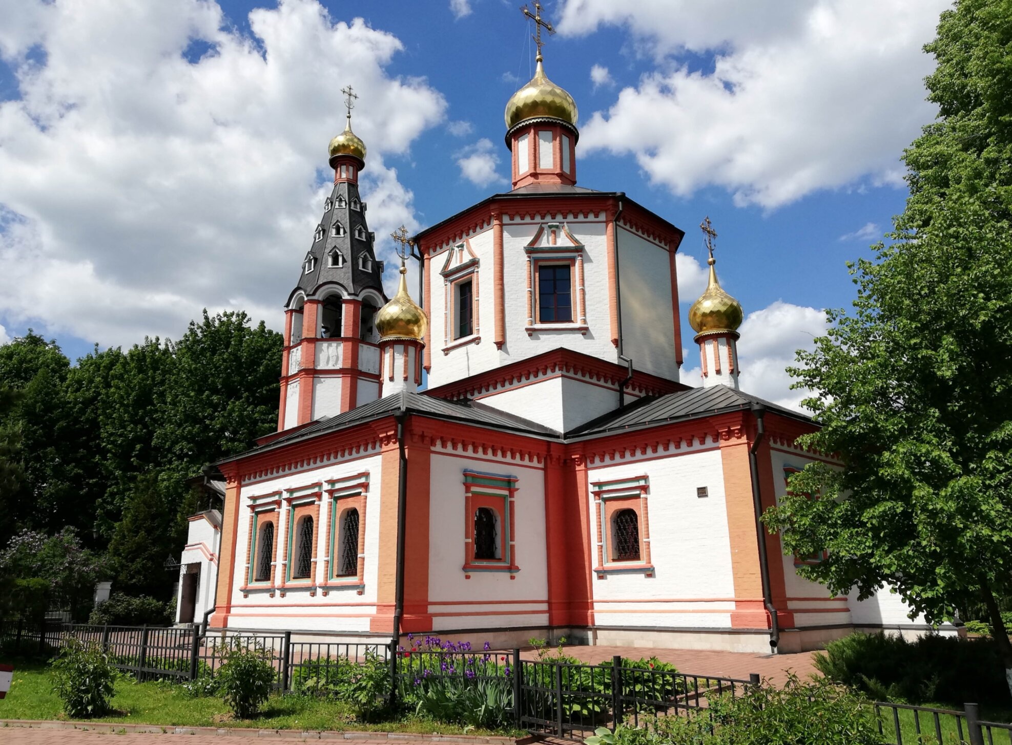 Храм Грузинской иконы Божией Матери в Якшино