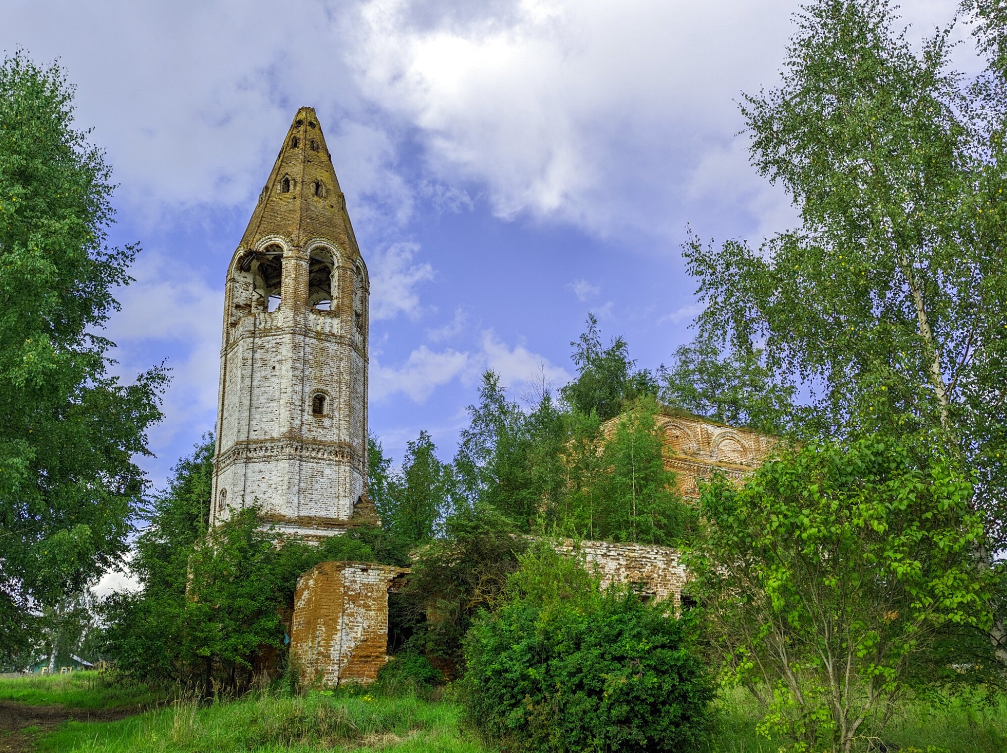 Заброшенная Церковь Рождества Христова в селе Гари